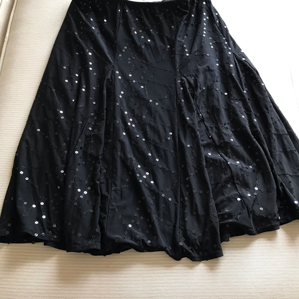 Shiny Black Sequence Skirt With Triangular Pleats. - image 1